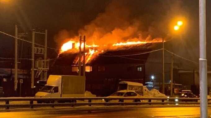 В Подмосковье загорелась кровля мебельного склада