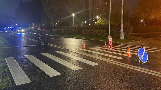 В Москве на пешеходном переходе мама с ребёнком едва не стали жертвами аварии