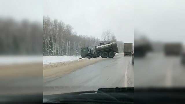 Военная колонна попала в ДТП на российской трассе