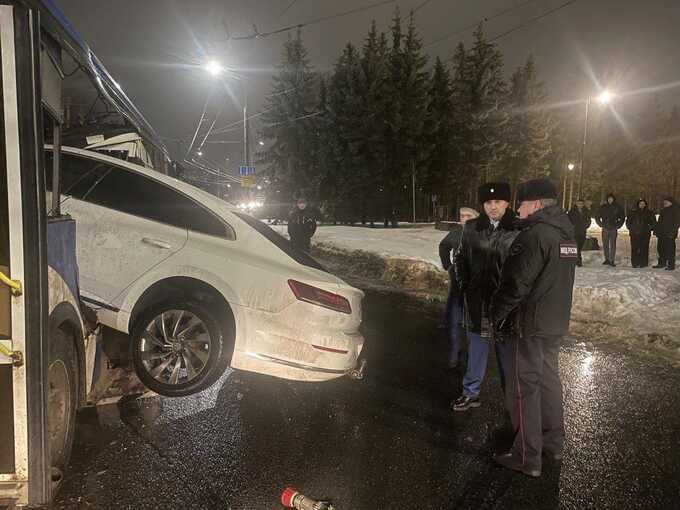 Автомобиль влетел в автобус в Ярославской области