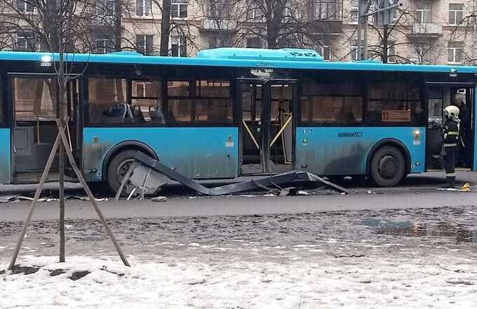 В Санкт-Петербурге автобус врезался в остановку с людьми